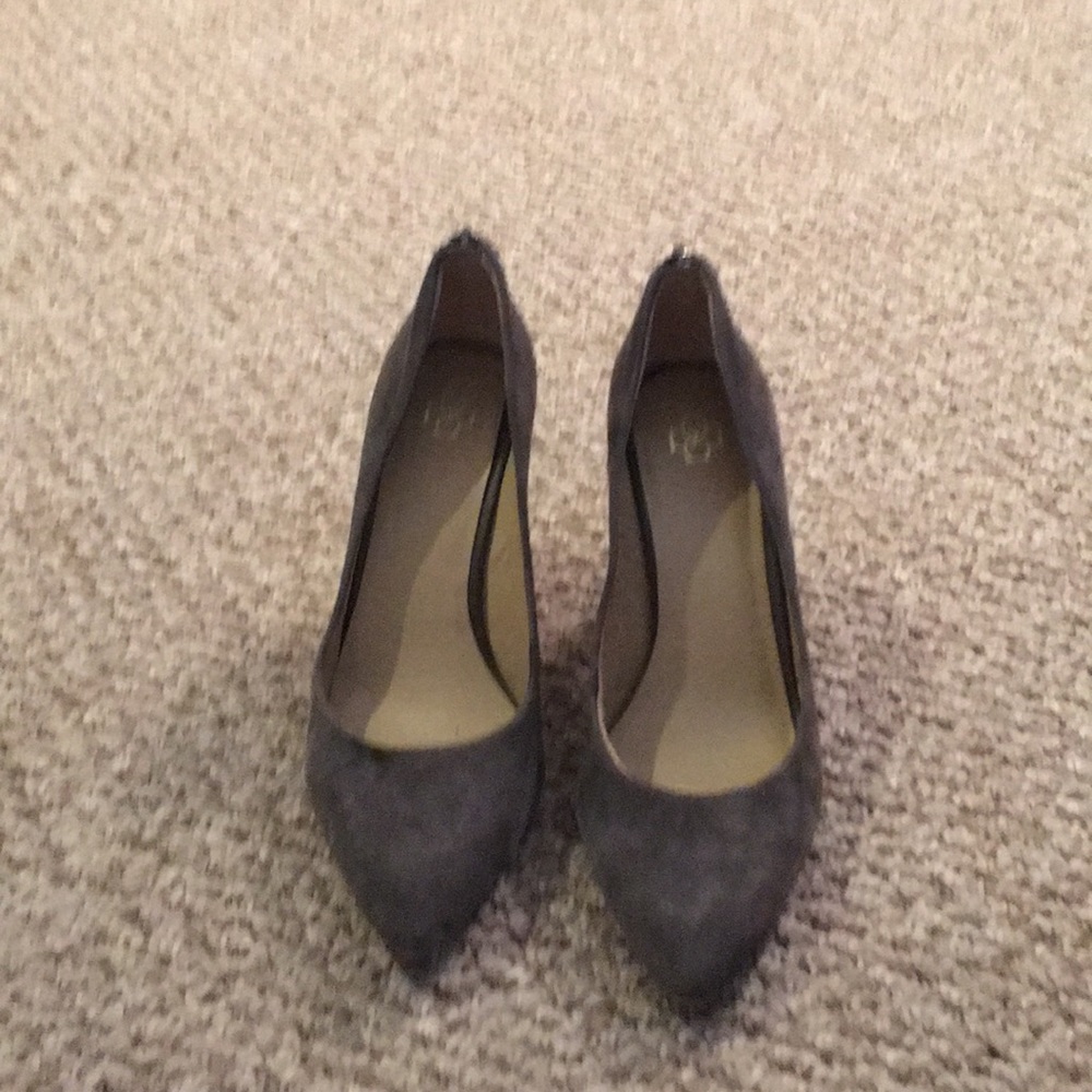 Suede grey pumps
